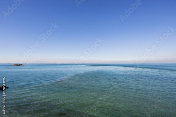 Obraz 岬の先に広がるきれいな緑色の海の浅瀬