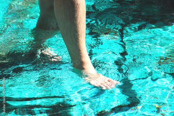 Obraz Mann geht durch kaltes Wasser