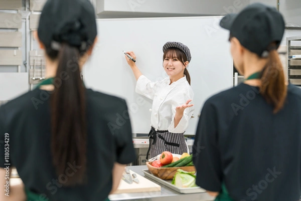 Obraz 調理師のセミナー・勉強会で教える講師の女性
