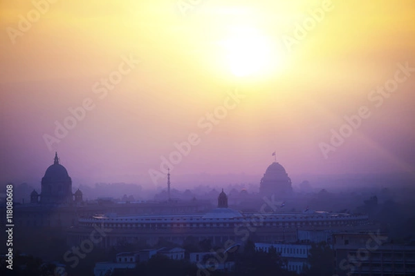 Fototapeta Indie. Sylwetka świątyń i budynków Delhi w mgle zachodzącego słońca