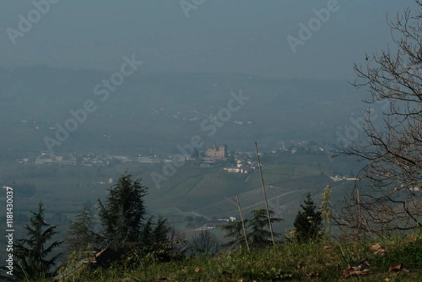 Fototapeta Landscapes in the Piedmontese Langhe of hills and vineyards in autumn after the grape harvest