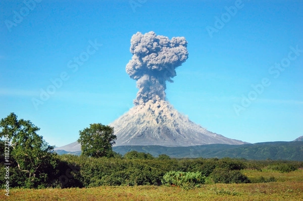 Obraz Wulkan Karimskiy. Erupcja wulkanu na Kamczatce, popiół spływający i zniszczony