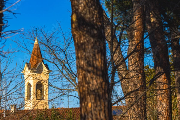 Obraz Campanile tra gli alberi