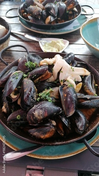 Obraz Very tasty freshly cooked mussels in a restaurant in the fresh air 