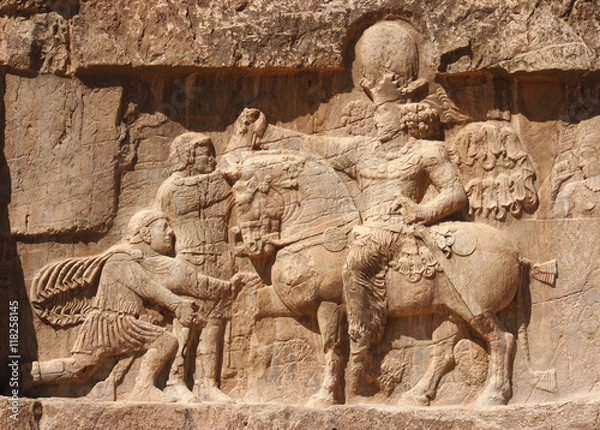 Obraz Starożytna płaskorzeźba nekropolii Naqsh-e Rustam, która przedstawia triumf Szapura I nad rzymskim cesarzem Walerianem i Filipem Arabem, w pobliżu ruin Persepolis