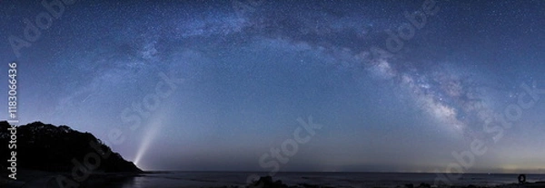 Fototapeta 能登半島の海辺から望む天の川のパノラマ写真