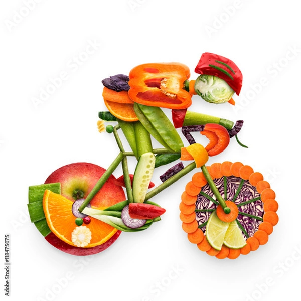 Fototapeta Owocowy rowerzysta / koncepcja zdrowej żywności rowerzysta jedzie na rowerze ze świeżych warzyw i owoców, na białym tle.