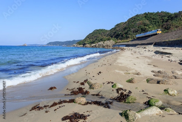 Obraz 真っ青な日本海に沿って走るローカル線の絶景