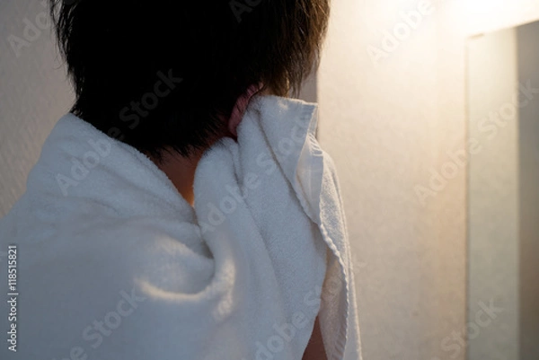 Fototapeta 耳を拭く男性