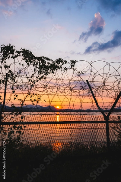 Obraz 철조망에 가려진 풍경.