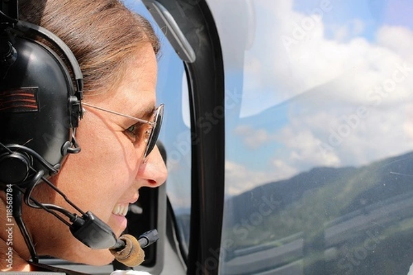 Obraz junge Pilotin im Cockpit