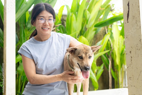 Obraz 笑顔の女性とペットの犬
