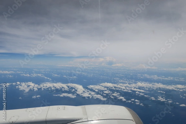 Fototapeta 飛行機から見える空と雲