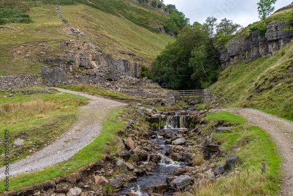 Fototapeta Footbridge at Fair Yew End in the Swinner Gild, which is a wild and remote area in the Swaledale in the Yorkshire Dales National Park.