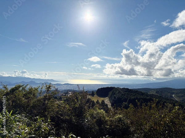 Obraz 山と街と水平線