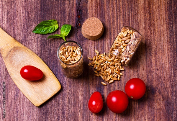 Obraz Farro con pomodorini e basilico