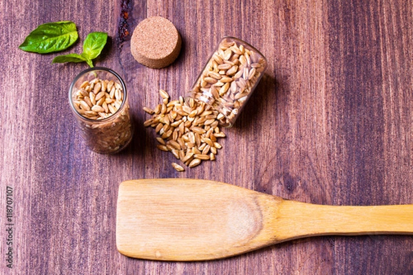 Obraz Farro con foglie di basilico