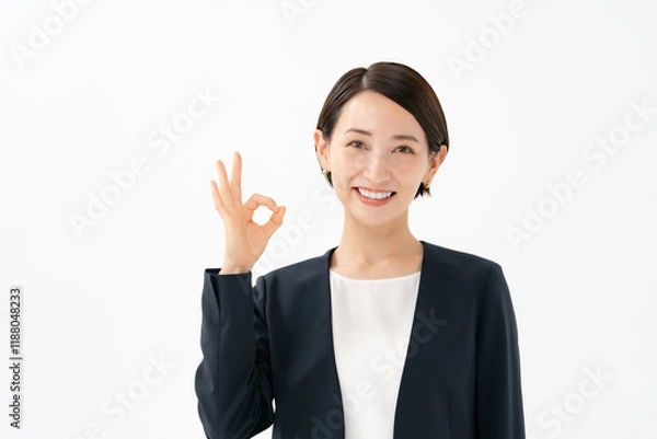 Fototapeta OKサインをするスーツの女性