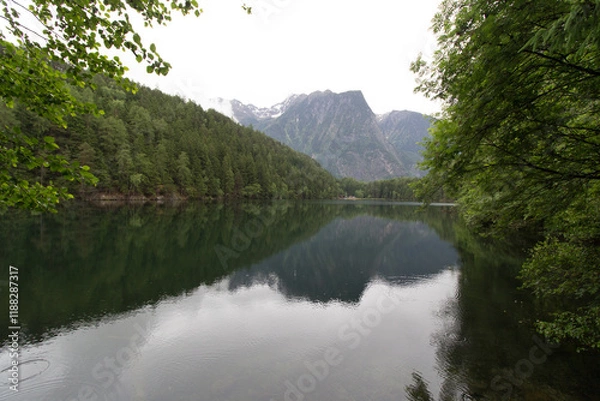 Fototapeta Voyage printemps Autriche forêt lac chalets en bois