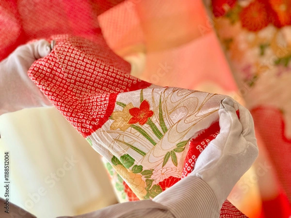 Obraz 白手袋をして絞り染めの着物の柄を見る人の手元