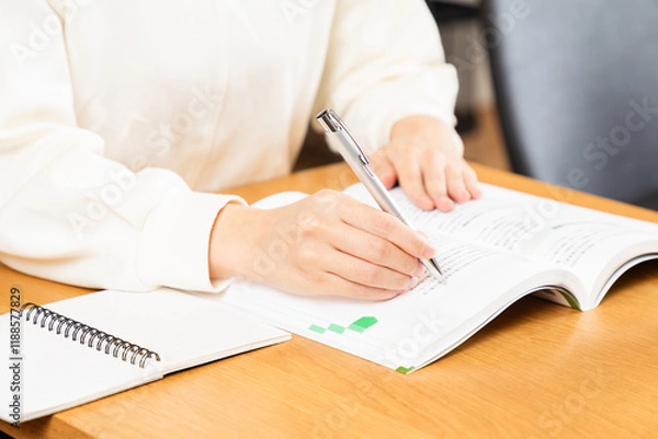 Obraz 試験勉強をするアジア人女性10