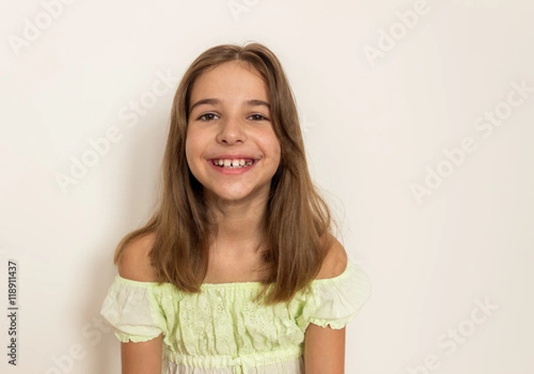 Obraz Юная девочка со светлыми волосами улыбается. Портрет.