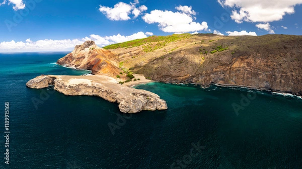 Fototapeta vue aérienne de la magnifique plage de sable blanc Hatuana dans l'ile de UA HUKA  dans l'archipel des marquises en polynésie francaise dans l'archipel des marquises