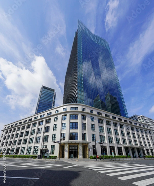 Fototapeta 東京駅丸の内駅舎前のJPタワー・KITTE丸の内