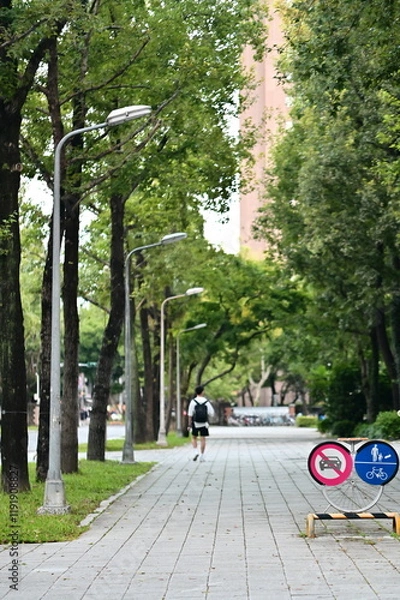 Fototapeta NTU’s green campus design emphasizes pedestrian and cyclist safety. Clearly marked pathways and strict car bans provide a safe, comfortable, and environmentally friendly campus setting.
