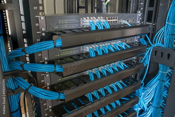 Fototapeta Przełącznik sieciowy i kable Ethernet w szafie rack