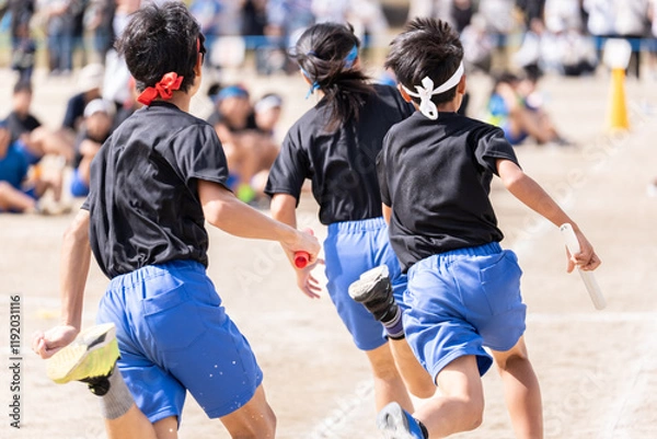 Fototapeta 運動会でリレーを走る小学生の男の子