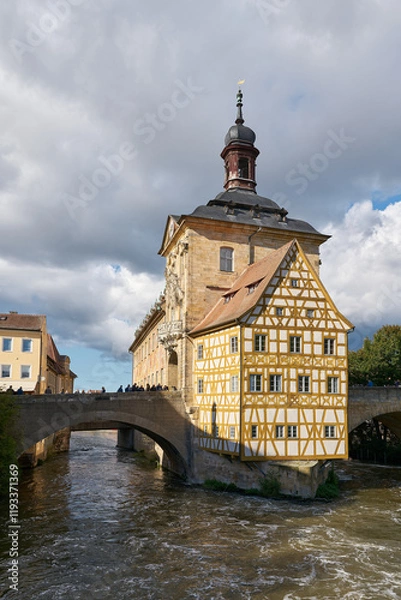Obraz Das Alte Rathaus in der Altstadt von Bamberg auf einer künstlichen Insel im Fluss Regnitz in Bayern
