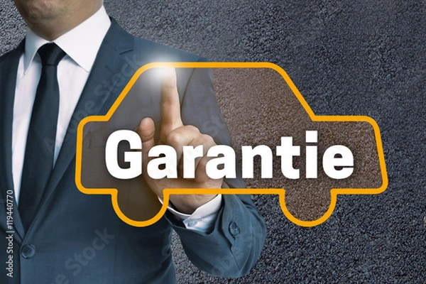 Obraz garantie auto touchscreen wird von mann bedient konzept