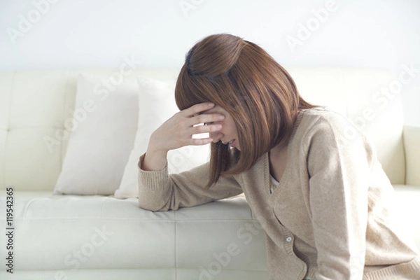 Obraz 頭に手をあてる女性