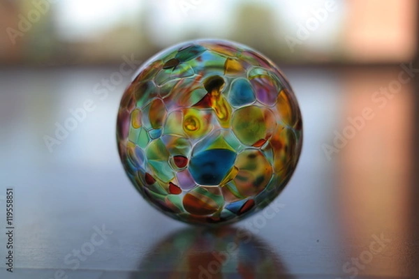 Fototapeta Boule de Noël en verre, invite à la rêverie.