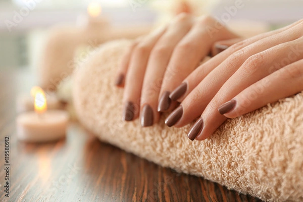 Fototapeta Kobiecy brązowy manicure na ręcznik, zbliżenie