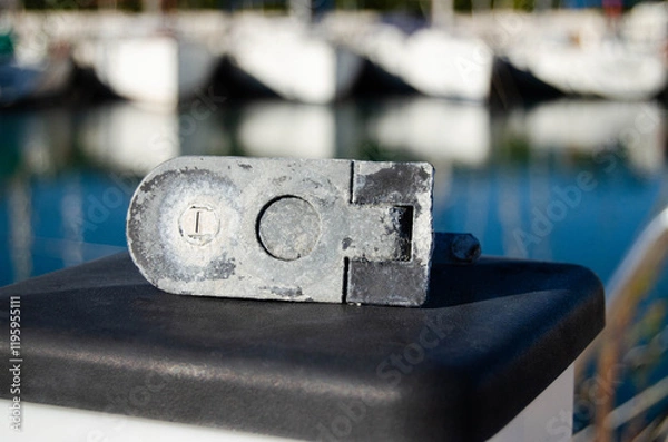 Obraz The old boat leverlock is damaged by the aggressive marine environment
