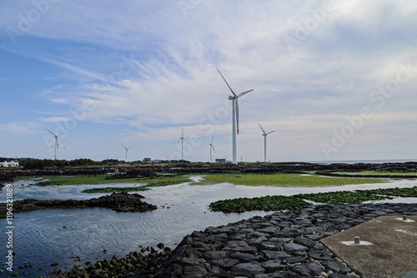 Obraz 바다와 하늘 사이로 바람을 받아들이는 풍력발전기 제주 제주시 한경면 신창리 신창풍차해안도로