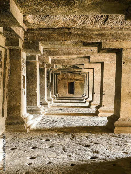 Obraz Passage at old Buddhist trmple