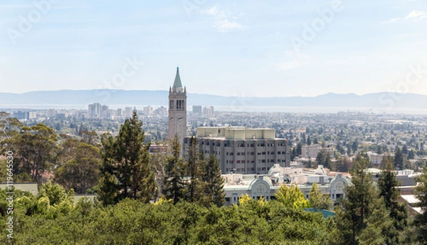 Obraz Uniwersytet Berkeley z wieżą zegarową i widokiem na miasto.
