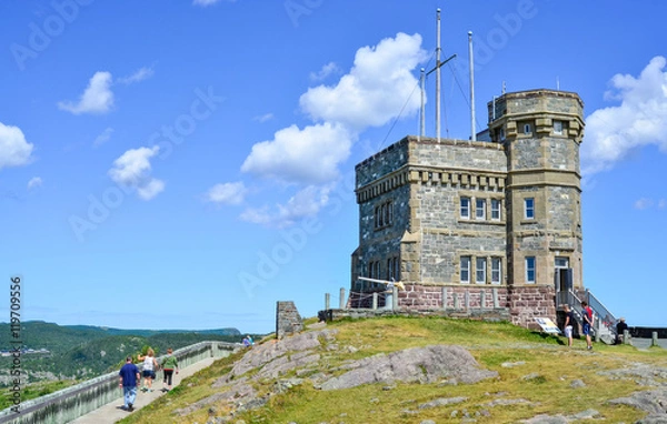 Obraz  Radio Communications Tower, Signal Hill, St. John's, Nowa Fundlandia, Kanada. Wieża przyciąga turystów przez cały rok. Struktura wciąż siedzi na szczycie wysokiej wytrzymałej linii brzegowej, wschodnie NFLD,