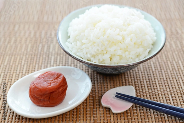 Fototapeta 一膳のご飯と梅干