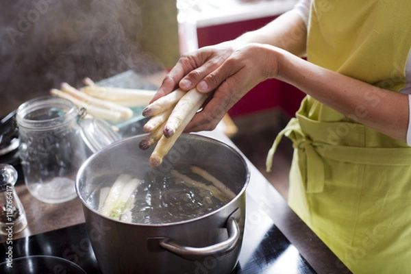 Fototapeta cuisson des asperges dans une casserole