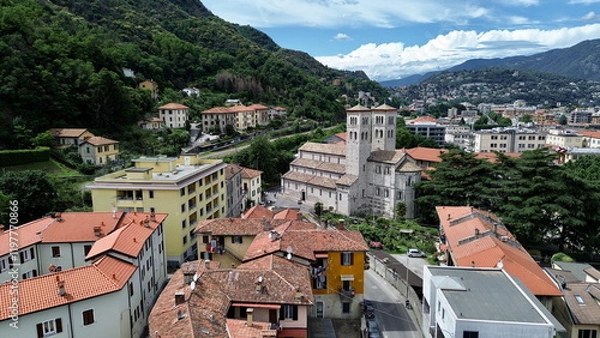 Fototapeta bird aerial view of Sant'Abbondio cathedral in Como Romanesque-style time with old city and lake in backbround