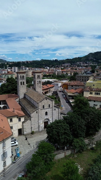 Fototapeta bird aerial view of Sant'Abbondio cathedral in Como Romanesque-style time with old city and lake in backbround