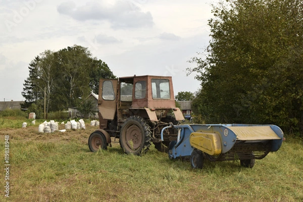 Obraz Сельскохозяйственное поле. Урожай собран.  Работа выполнена при помощи трактора.