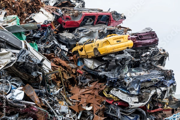 Fototapeta Zrzucanie ziemi. Złom metalowy stos. Skompresowane zmiażdżone samochody są zwracane do recyklingu. Żelazne odpady w obszarze przemysłowym. Ułożony samochodem