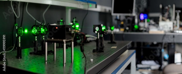 Obraz green lasers in the laboratory, laser beams among the optical elements, the study of light and cognitive phenomena