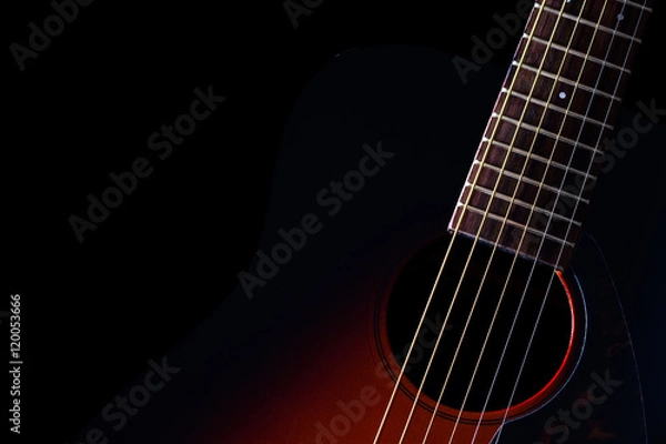 Obraz gitara akustyczna sunburst i piękne oświetlenie obręczy sześciu strun, progów i kształtu ciała, odizolowane na czarno dla tła muzycznego
