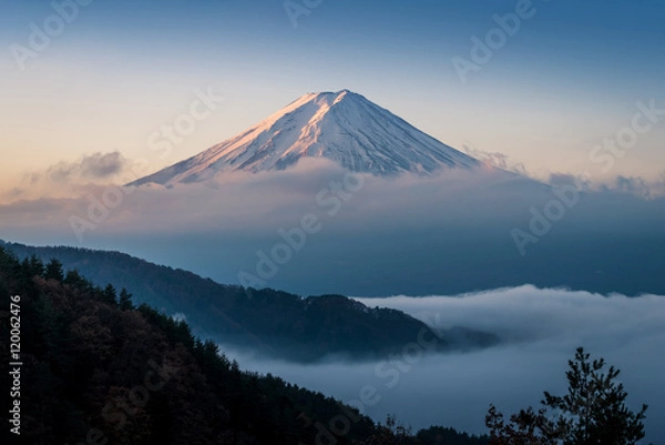 Fototapeta Mount Fuji zapisał chmury z czystym niebem z jeziora Kawaguchi, Yamanashi, Japonia